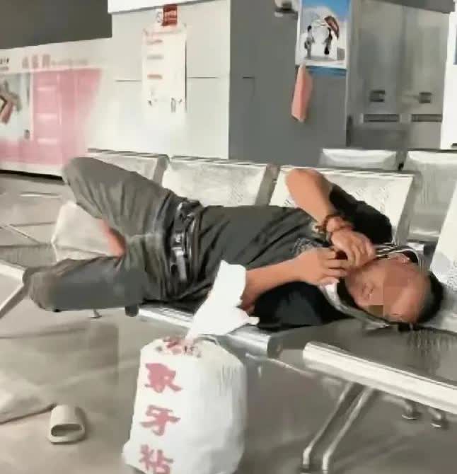 安徽，有一名男子到火车站乘坐火车南下务工，因为看着离乘坐火车的时间还有两个多小时