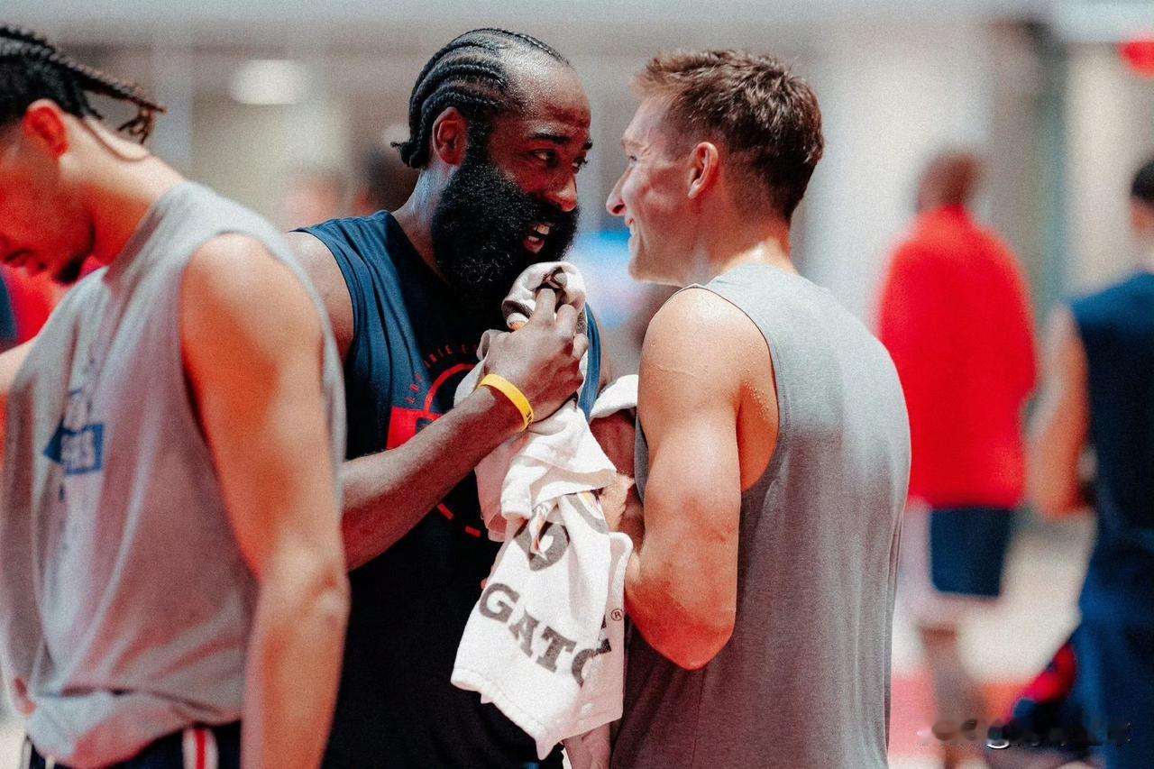 训练营第二天，小卡也笑了，快船训练氛围更和谐了！NBA训练营开启第二天，快船