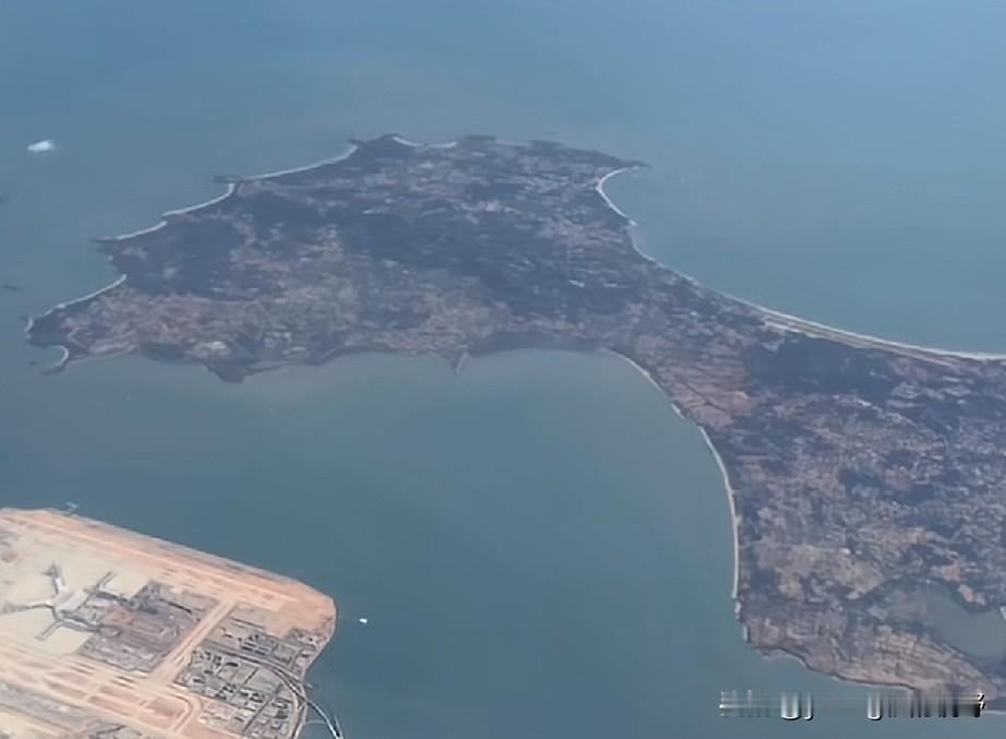 从飞机高空视野看下去，金门岛与厦门的距离就是如此接近。乘坐广州飞往福州的航班，从