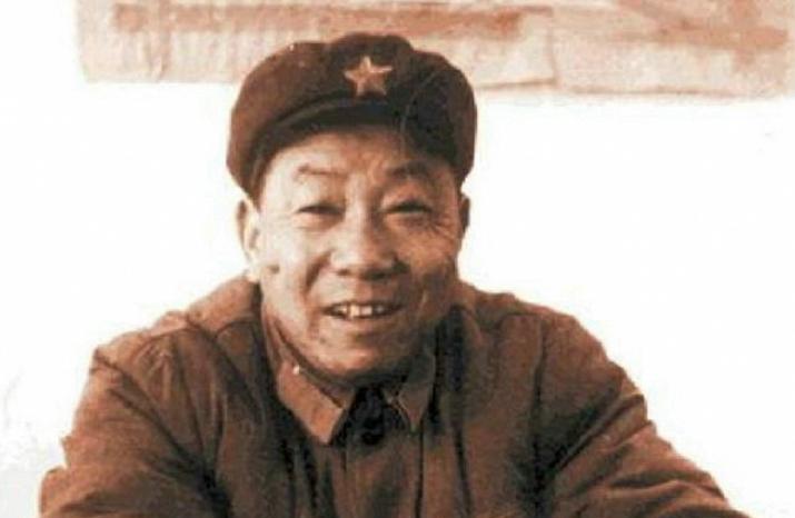 🌞1953年，美国顶级狙击手艾克上校在一次射击中打中了一名志愿军战士，让其