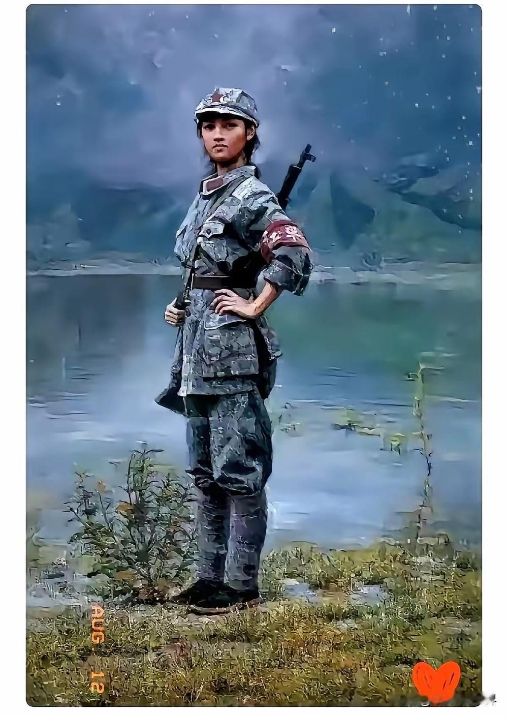 这是网上流传着的一组画作对比图。左边，是画家张大中笔下的《红军女战士》；右边，