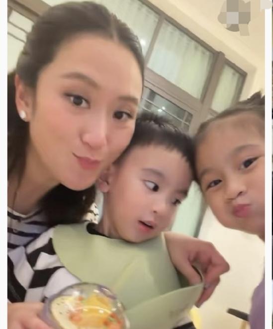 哈哈，佩通坦真正过上了相夫教子的生活：12月12日，佩通坦在社交媒体发布小视频，