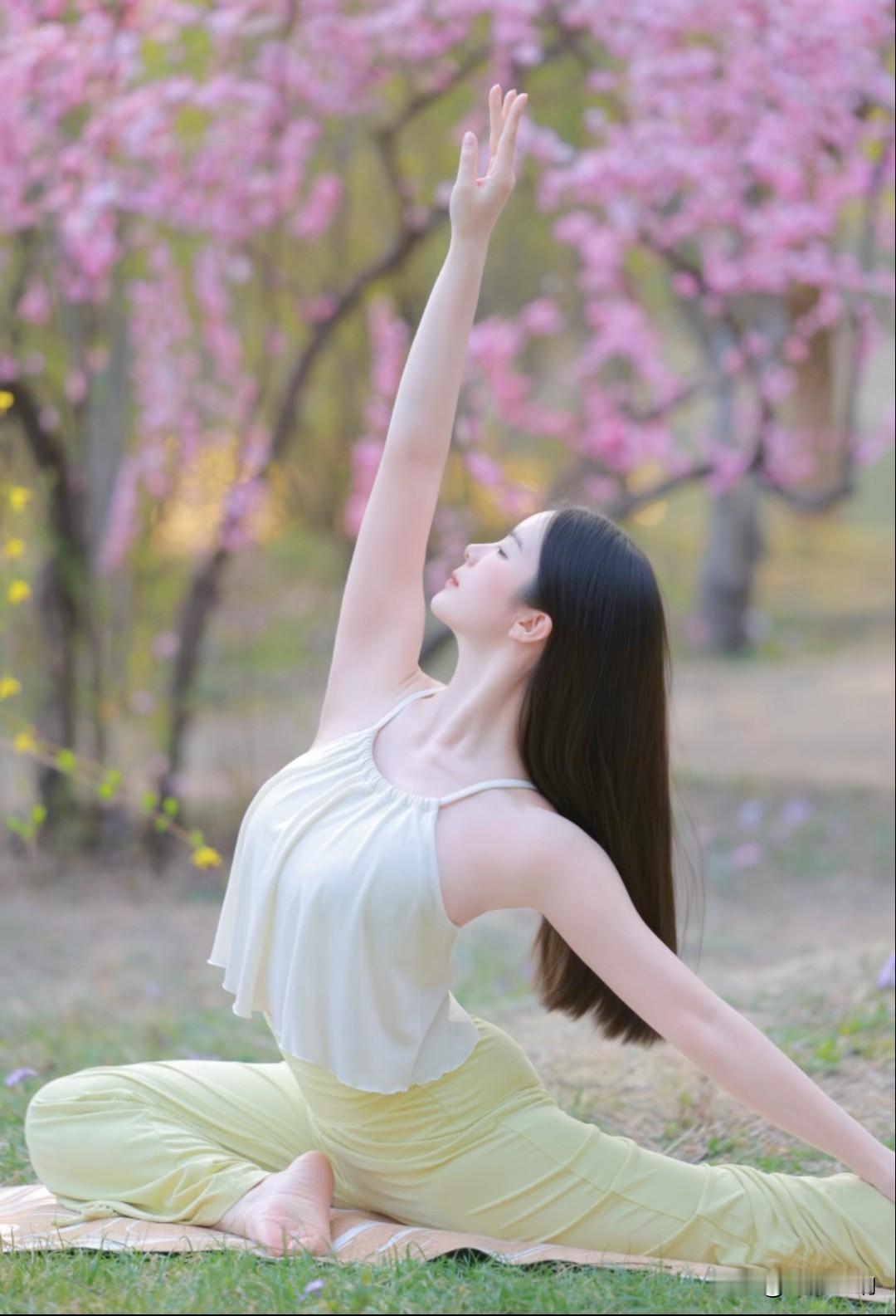樱花树下的瑜伽时光，把春天的温柔和舒展都揉进了动作里