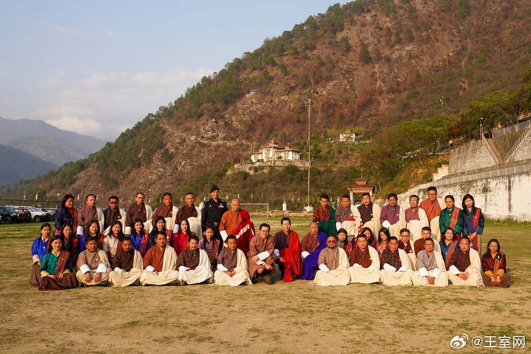 不丹王室🇧🇹4月2日，国王夫妇带着三个娃和同母弟吉格梅·多吉·旺楚克王子、