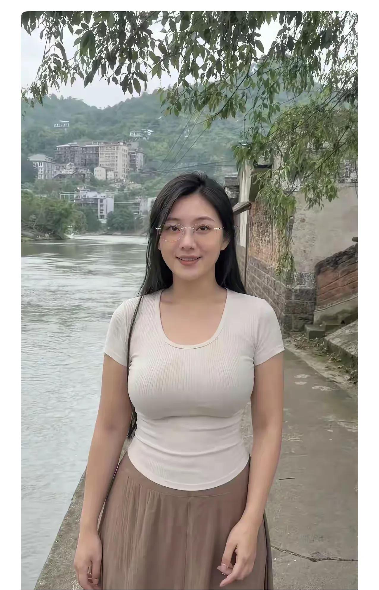 闺蜜问我，老公一年回来俩月，夜里咋熬？我没回答她，只是给她看我手机银行上个月