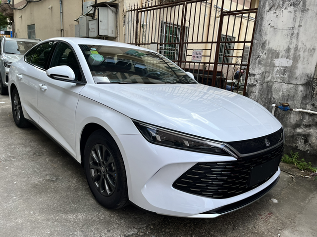 秦LDM80KM最低配提车一周分享下真实用车感受先说缺点车机显示质