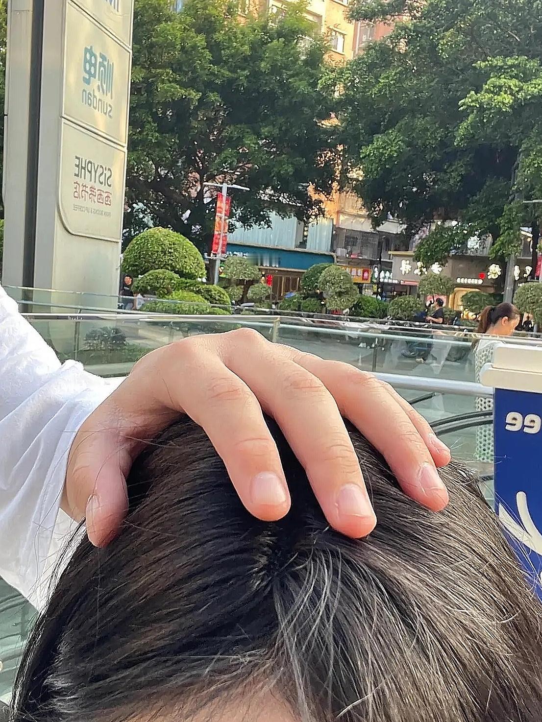 一男的暗恋女同事一年，某天冲动摸了她头发和脸，当场社死。女同事没发火，下班问他到