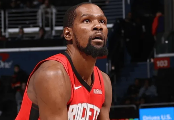 NBA常规赛，火箭客场123-118战胜奇才。全场比赛，火箭前锋凯文-杜兰特首