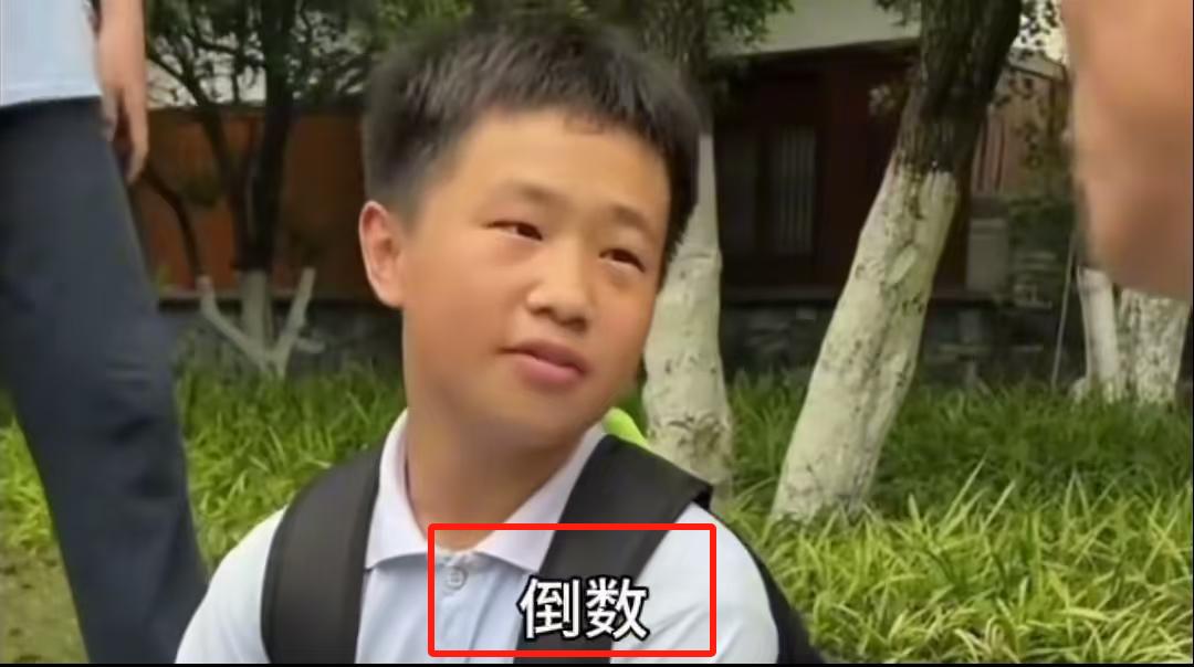 这个7门考100多分的初中生，凭自己的开朗、自信，赚到了200元。当博主问他