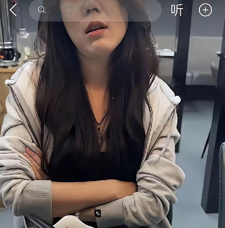 相亲居上，男子提前到场，按对方口味点了一桌菜，女生落座第一句话就是“我没看上你”