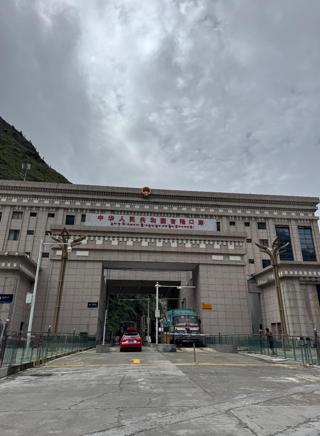 回忆的画面，仿佛突然消散，很难过。看了一天的新闻，还有那几段让人窒息的视频…太难