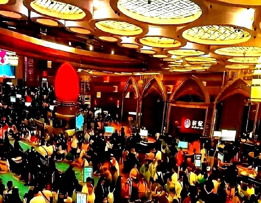 朋友刚从澳门回来，脸色跟青菜似的，说那边彻底变了味。赌场不再演“先让你赢”的戏