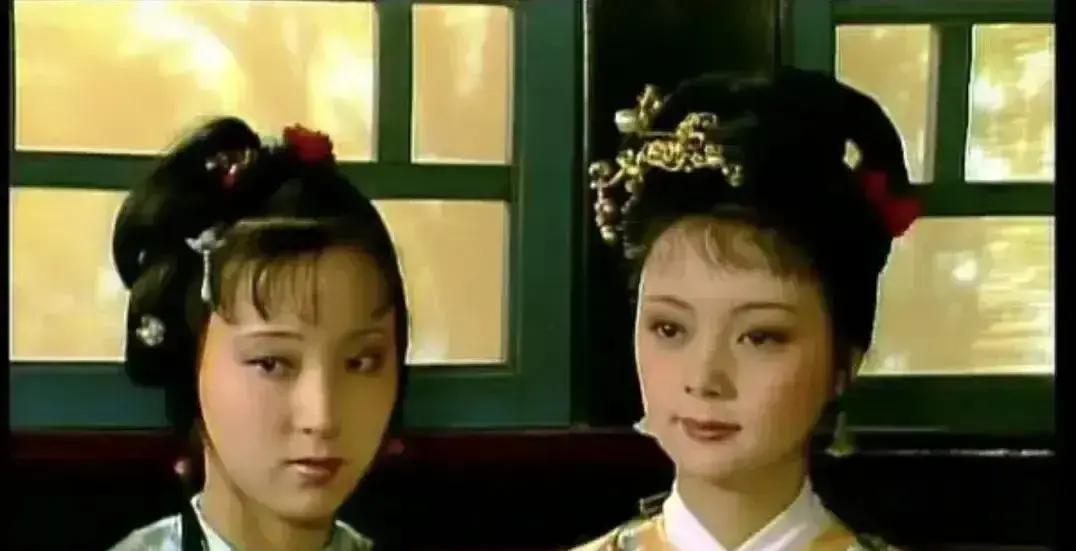 王扶林亲口承认的。当年片场，他盯着监视器，心里咯噔一下。张莉的薛宝钗，太漂亮