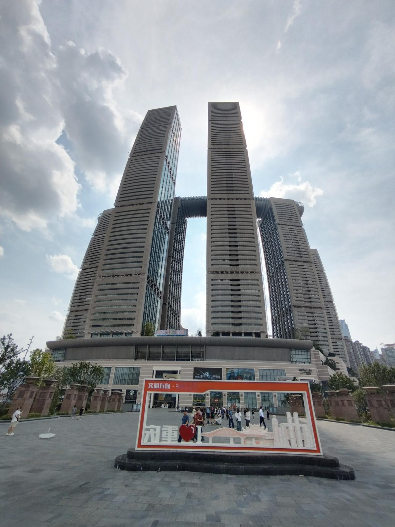 旅游景点快钱最好赚，比如给人拍照，自带美颜的那种，一拍直接就是修过图的，拍一下就