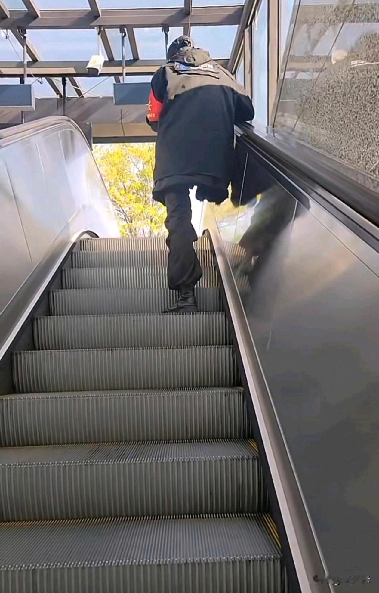 以为是独腿战神刚准备心生怜悯…是我眼拙了