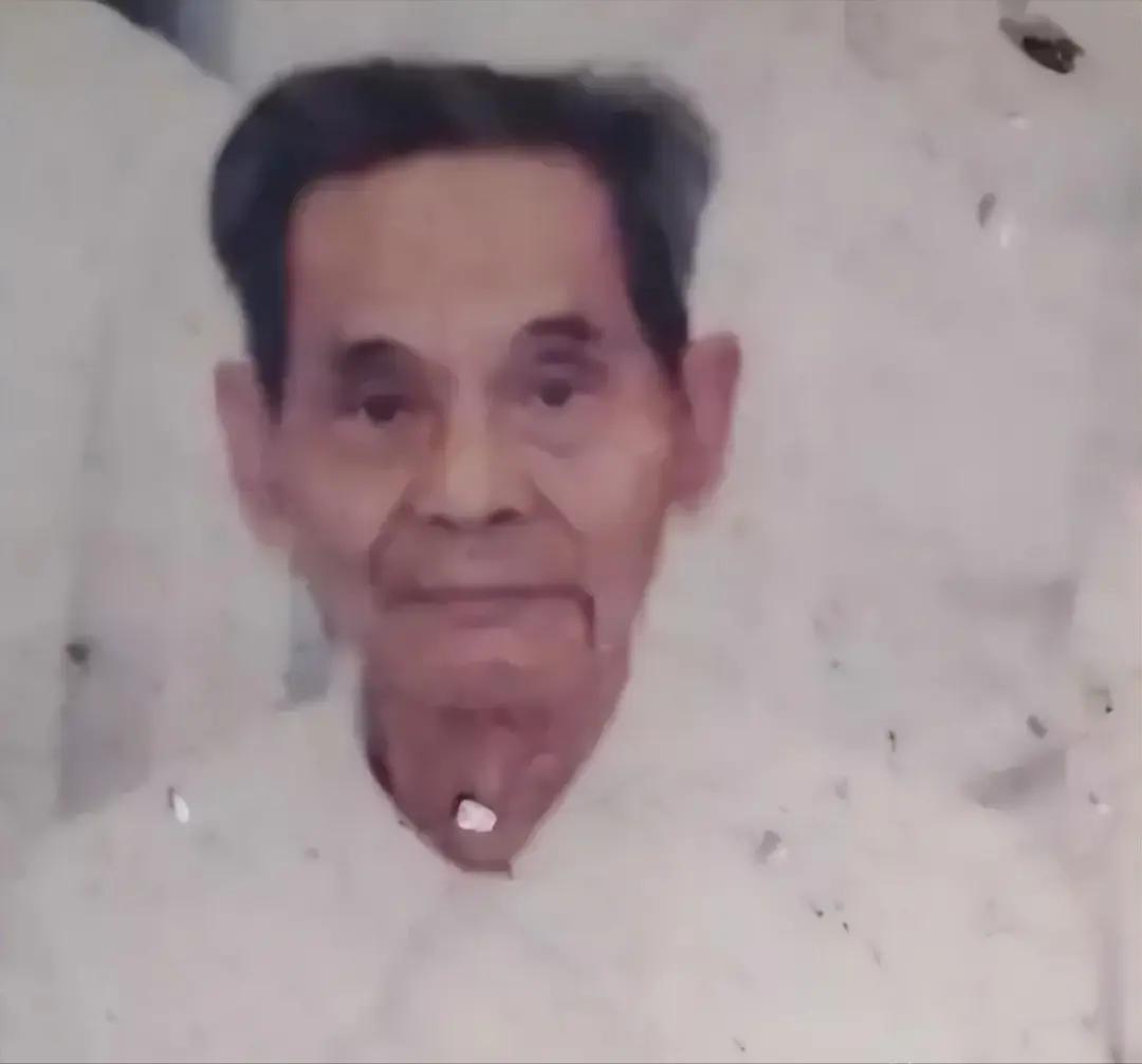 1988年，一位名叫叶依奎的老人从台湾来到北京，一见到党组织的人，就撕开穿了几十