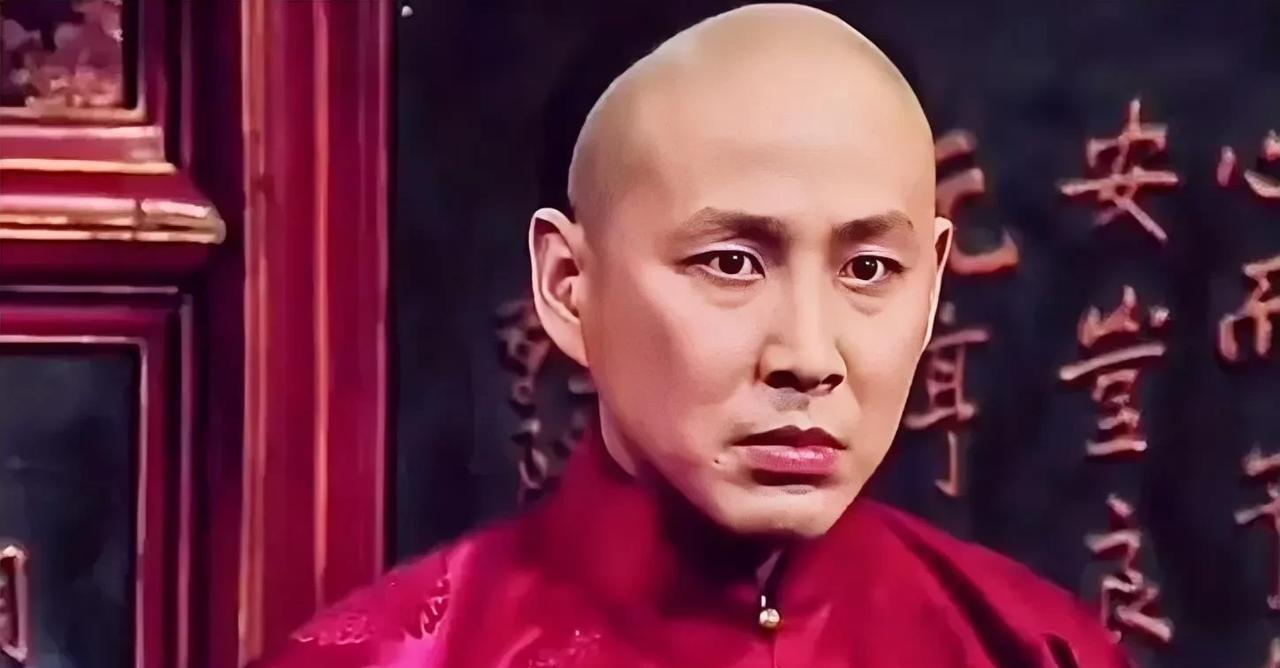 1881年，光绪在后宫闲逛忽见一宫女姿容秀丽，拉到没人处就临幸。不料，忙活半天竟