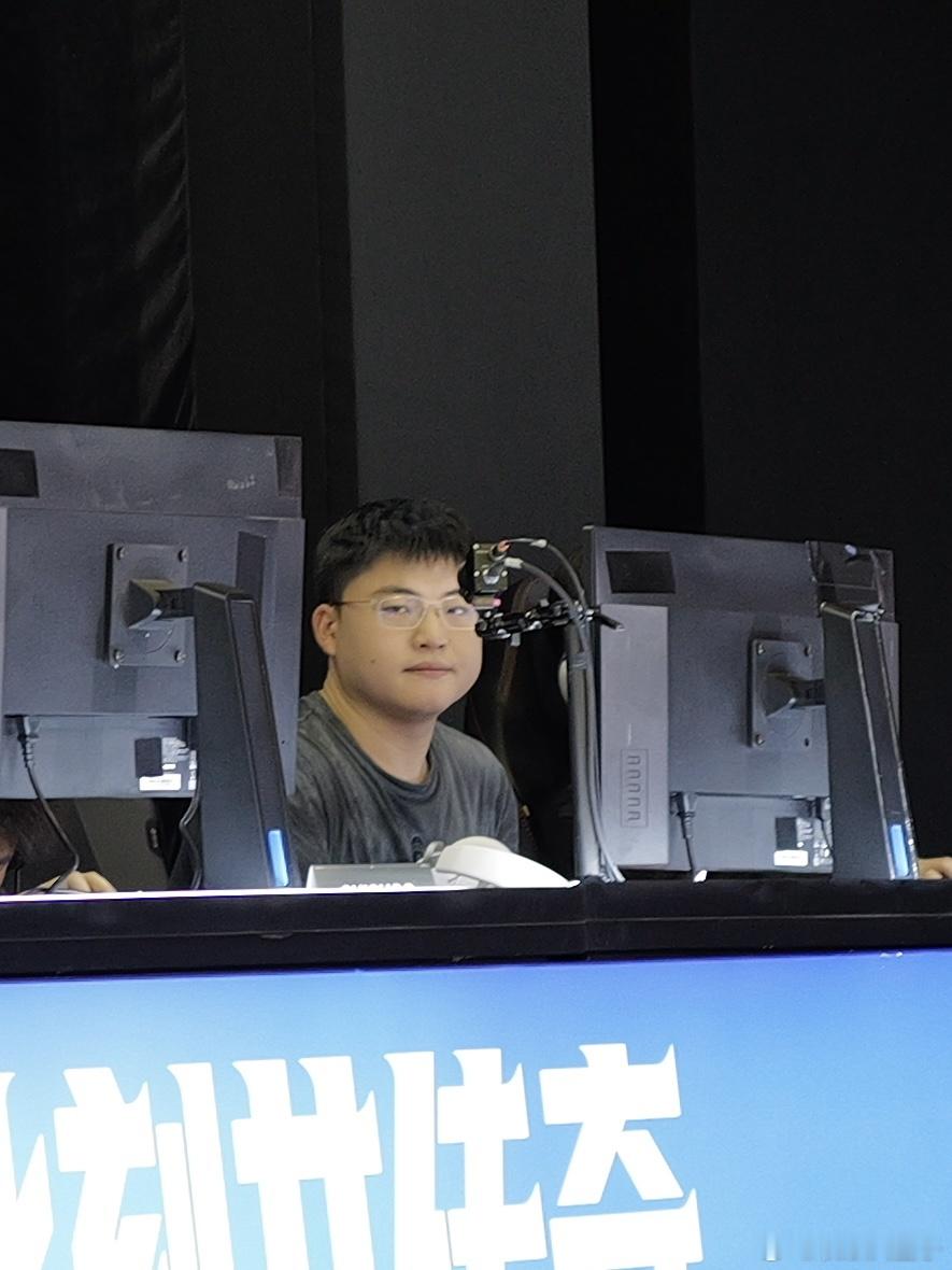 2025联盟嘉年华联盟表演赛现场人太多了，嫂子从犄角旮里捏了几张好久不