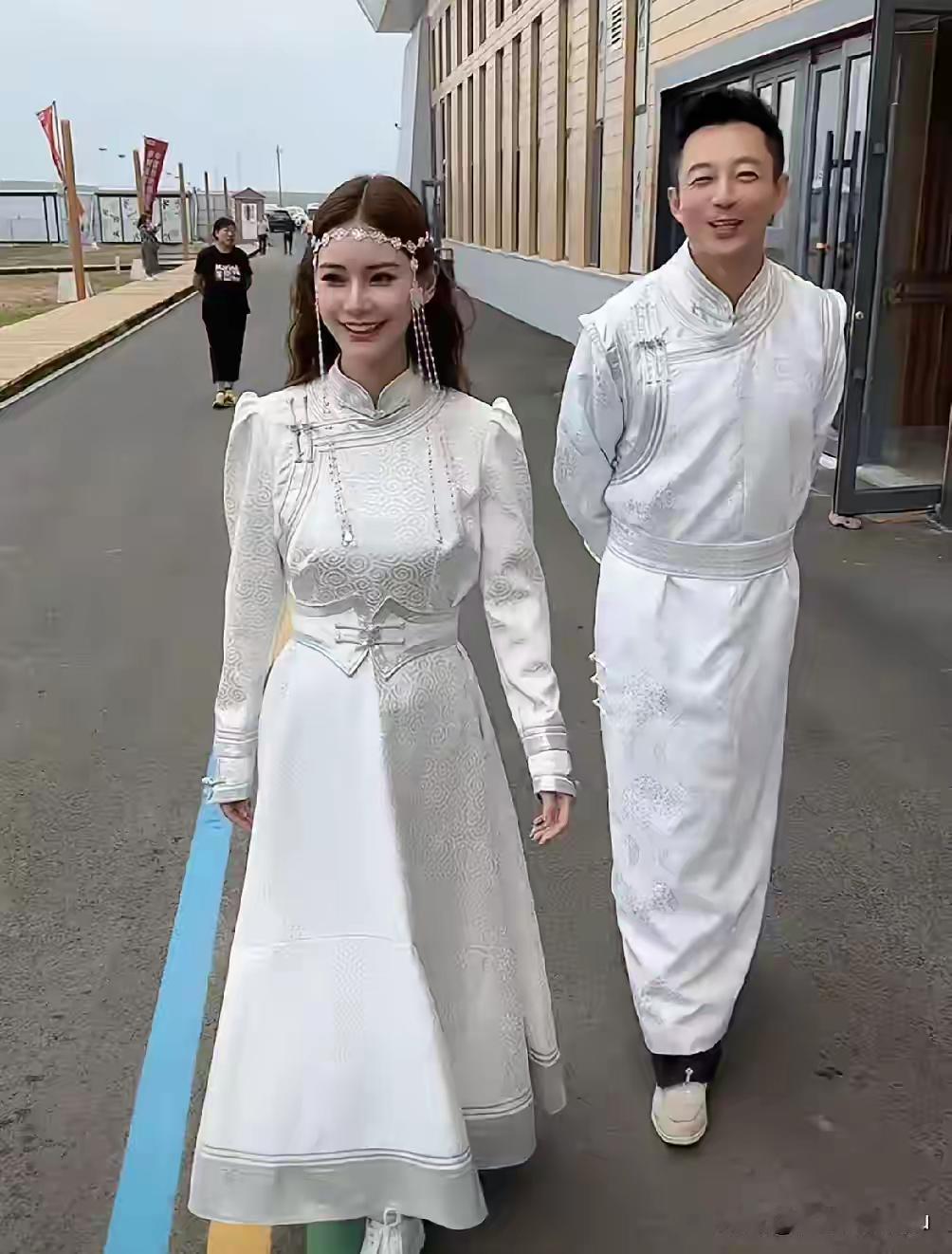 小菲带孩子们去看美丽的草原了，真棒，太棒了，美丽的草原，看着都觉得喜欢了，小菲说
