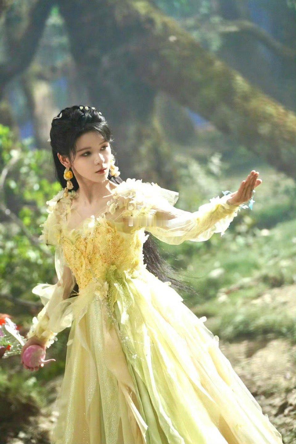 张予曦返场cos小舞张予曦返场cos小舞！别人是抠书，我们予曦是抠动漫啊，这根