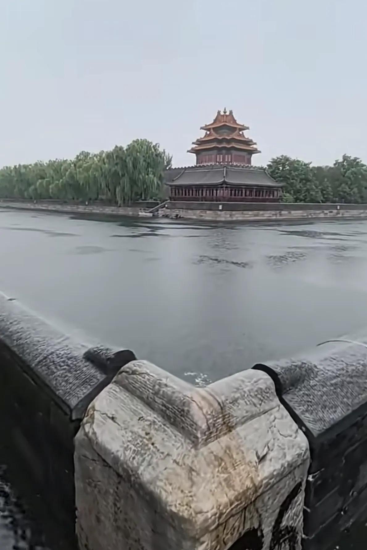 “故宫这样的情况，搁古代是不是有人脑袋不保了？”这次的大雨，所有景点都被逼得关