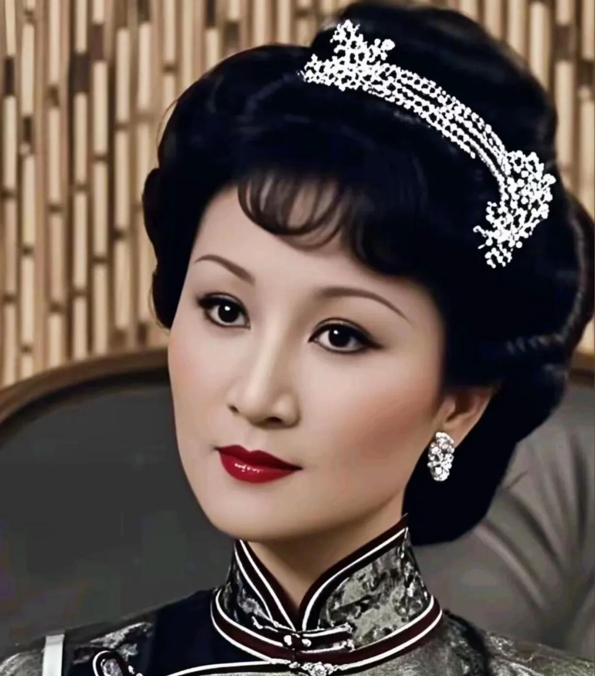 狄波拉年轻时的经典美照！真的超级漂亮，无论是脸蛋还是发型和衣服，都好好看，是那种