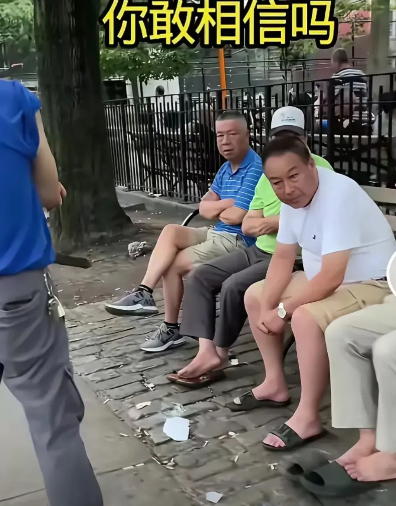 在纽约中央公园，一个固定区域，被美国人称为中国角。每天都有几百名中国老头老太太聚