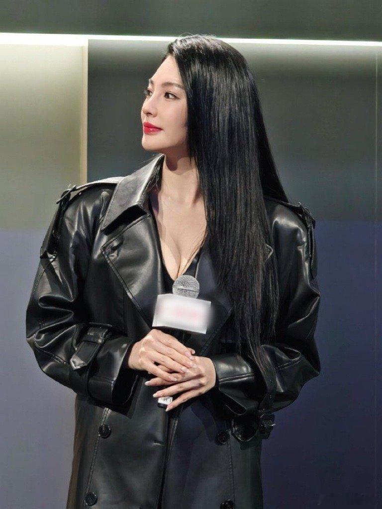 张雨绮穿搭基础脸就不基础AllBlack也挡不住女王光环！张雨绮车展黑长直红唇