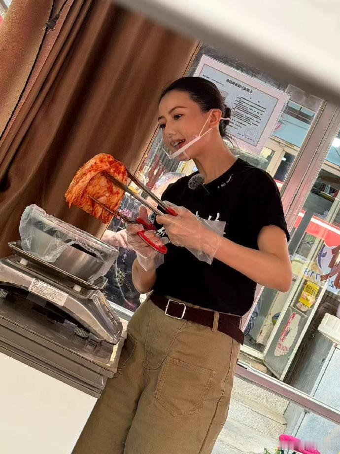 最近高圆圆在东北卖辣白菜，她这回搭配的很有时尚感，看起来格外的迷人。高圆圆上