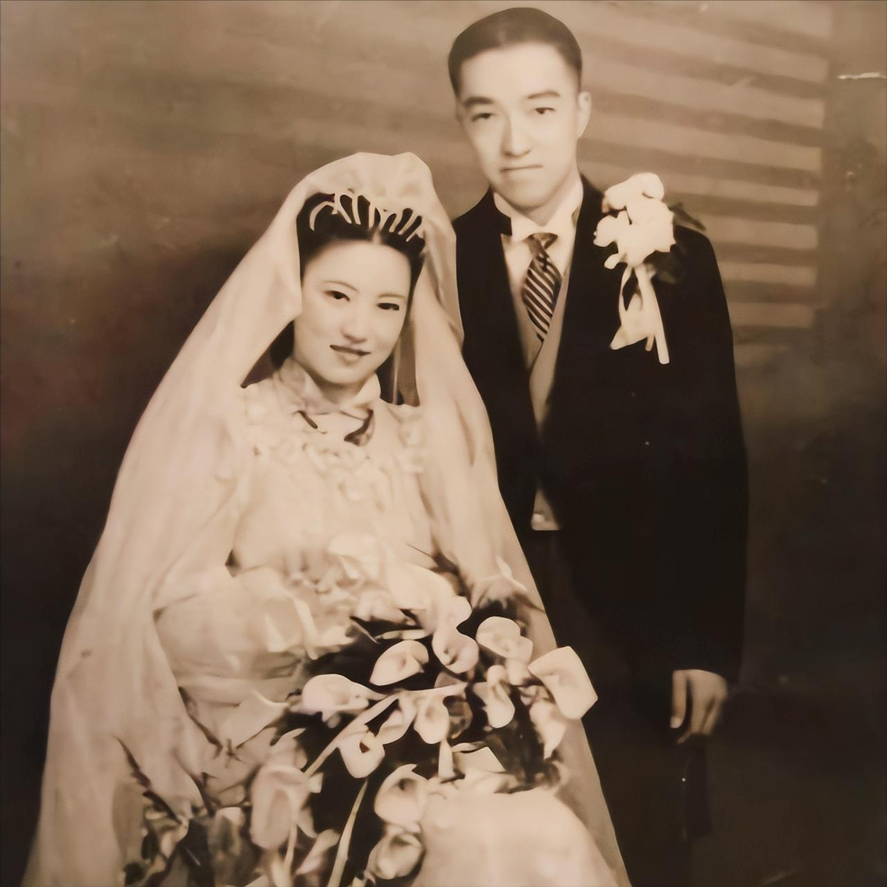 1945年，一个汉奸带着10多亿法币、数百根金条和一批武器，直接投奔了新四军。陈
