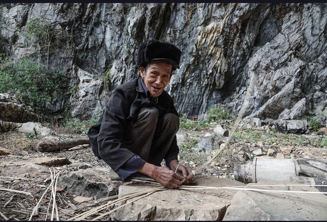 八旬老人竟在无水无电的山洞中独居多年，她究竟为何做出这样的选择？在广西黄姚镇，