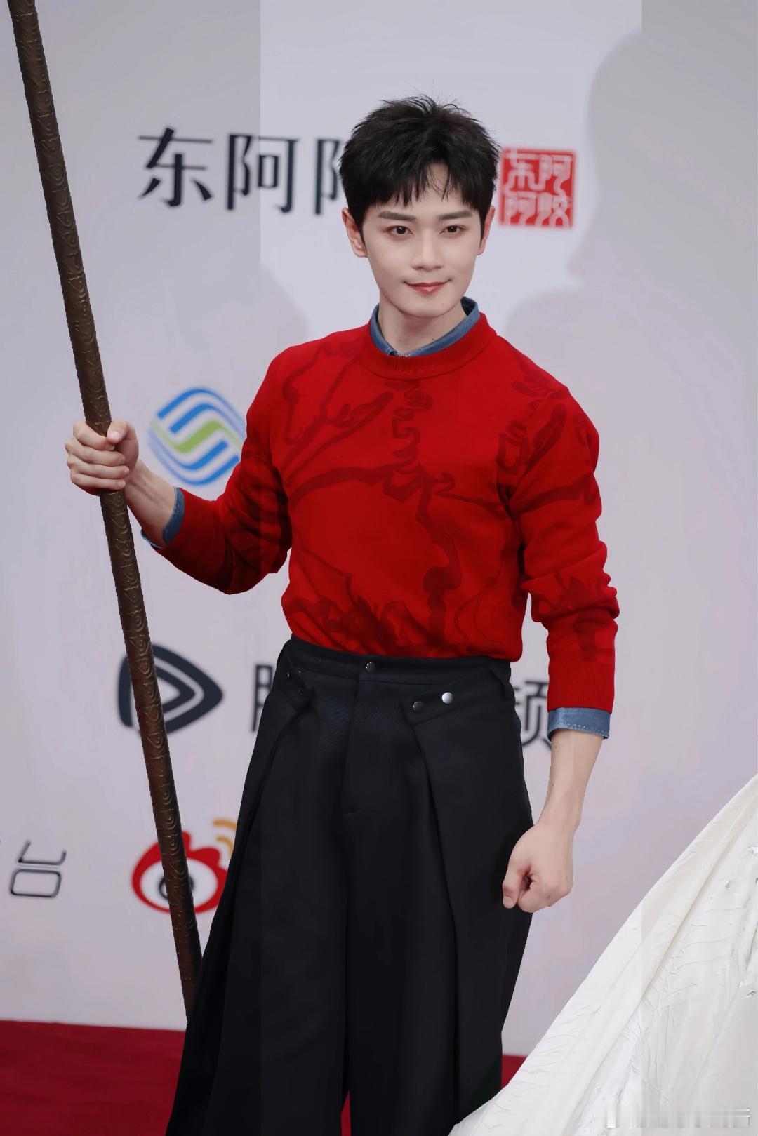 先不说造型，咱就说曹骏最近两年的状态，简直太好了。眼神闪闪发光，就是状态回春的感