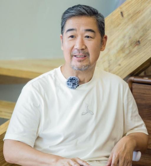 主持人问71岁的张国立:“你觉得自己老了吗？”张国立说:“”老了。”主持人又问: