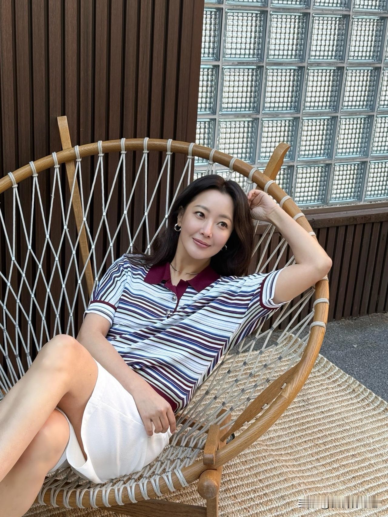 2日，演员金喜善在自己的Instagram上传了多张照片，并配文“2026春夏系