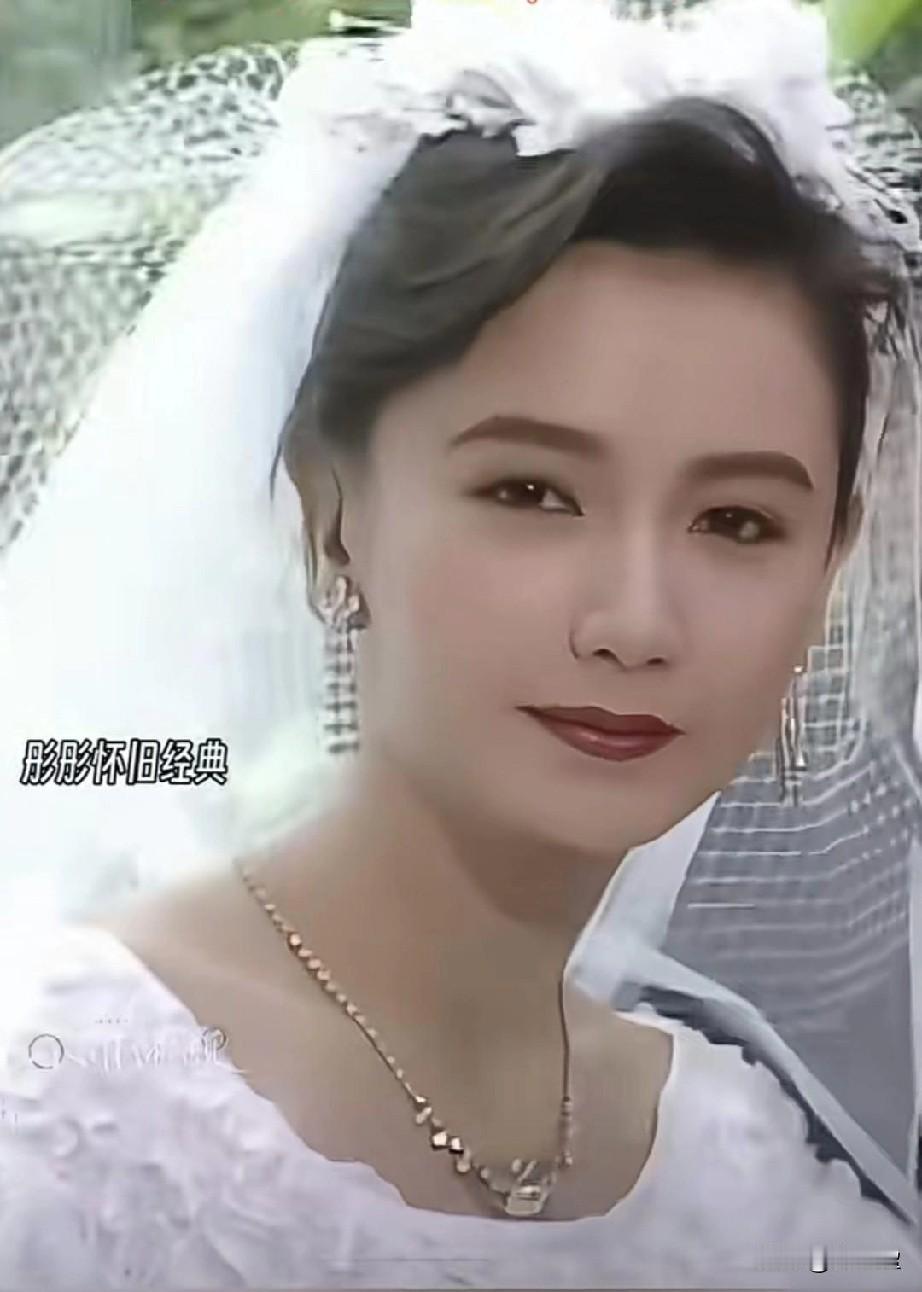 她拥有翁美玲的真、陈玉莲的冷、张曼玉的俏，还记得她吗？她曾是TVB一线花旦，是