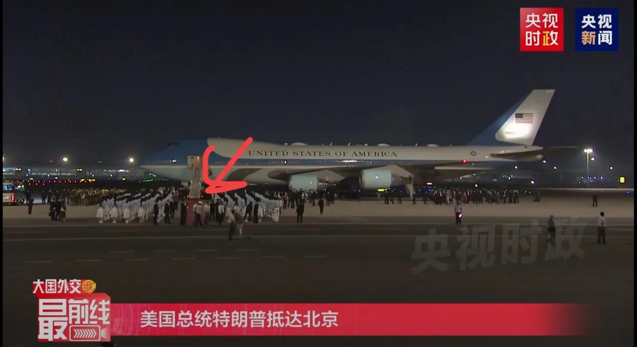 特朗普抵达机场了看直播时发现一个很有意思的点，就是一直以为红地毯是提前铺好的，