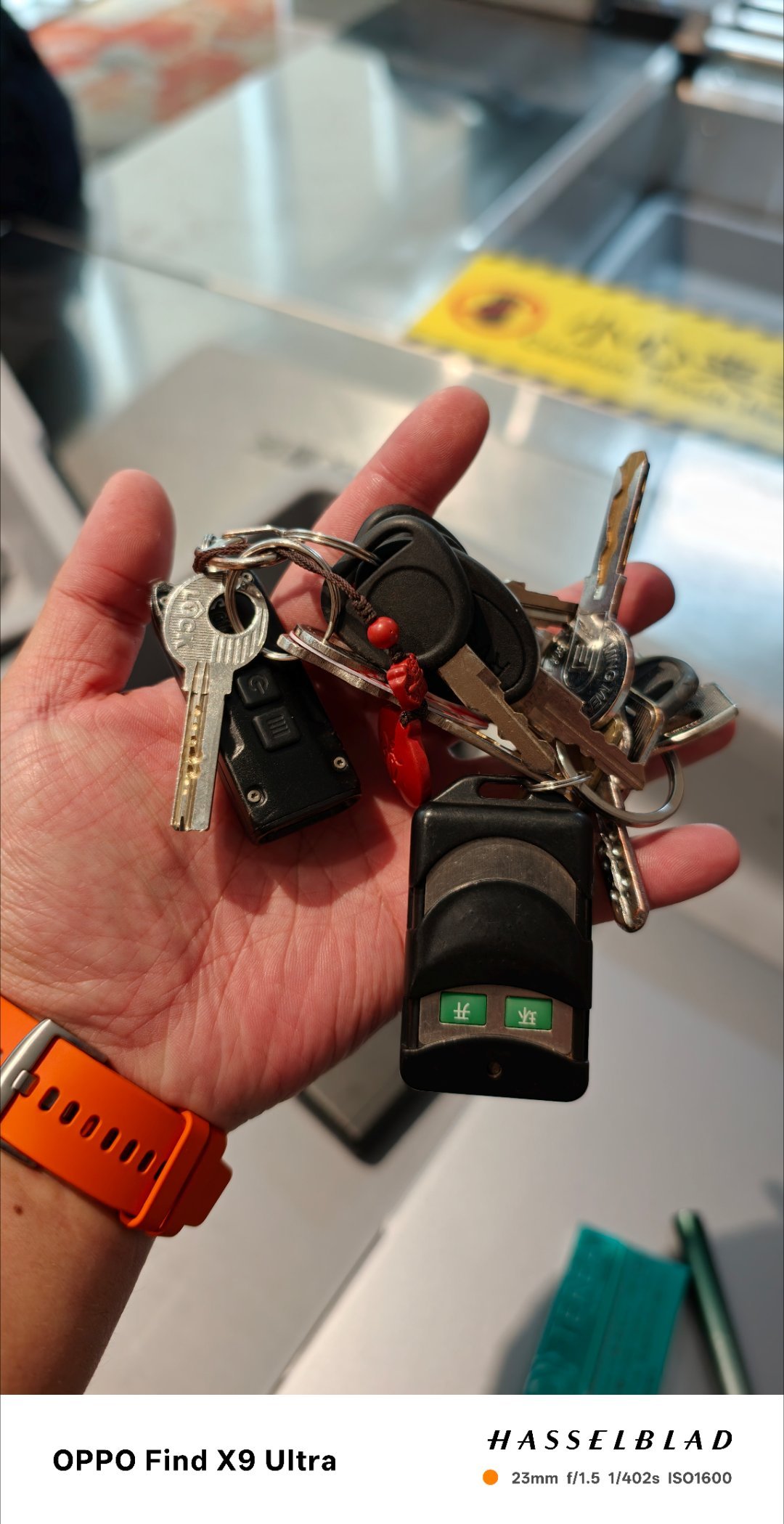 你们绝对都猜不到这是哪位头部老师背包里带的🔑钥匙（千禧年代开宝马745的那种）