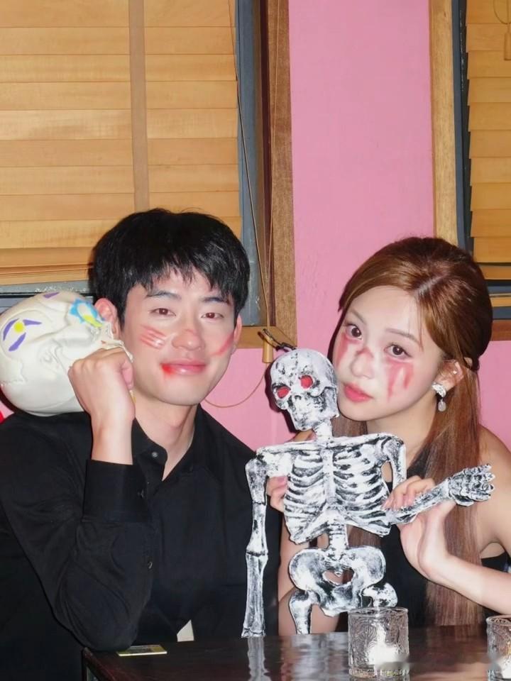 11月1日，黄凯更新了与朱绰盈在万圣节的聚会视频，看得出他玩的非常开心。凯凯