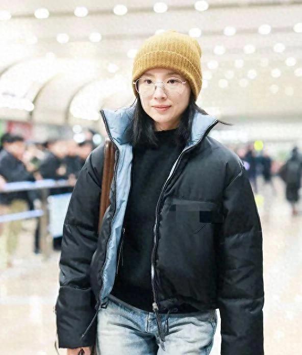 谁说40+只能穿得老气？董洁用一件黑色短羽绒服、一条牛仔裤，再加顶毛线帽，轻松穿