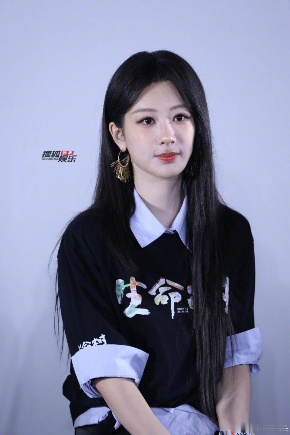 杨紫胡歌亮相生命树发布会这个发布会实在，杨紫这个衣服很清新，打工人本人了，胡歌和