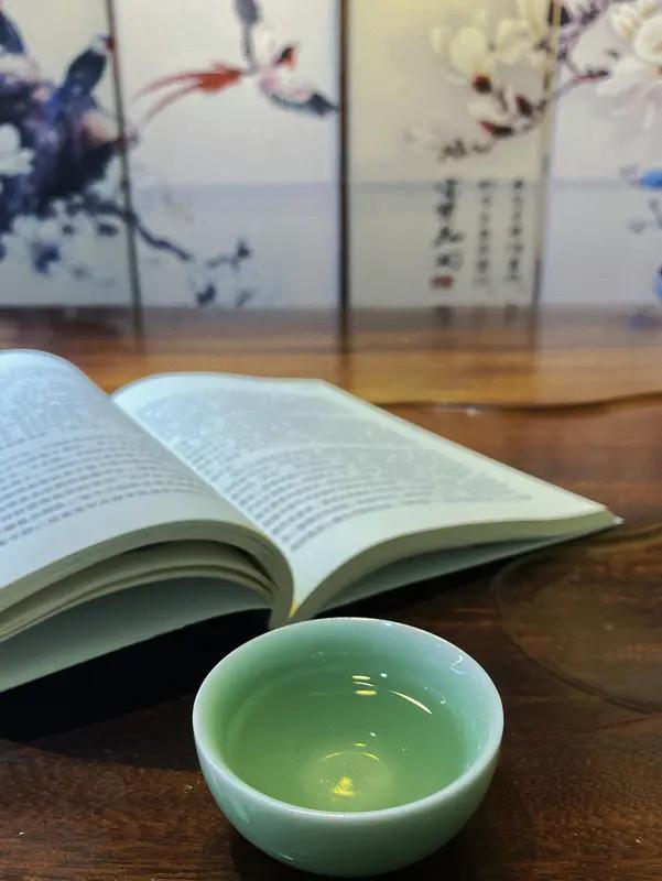 馨漪婉风所作的《七绝人生知味》韵味悠长。“玉笔陈情岁月悠，书翻万卷墨香稠”，仅仅