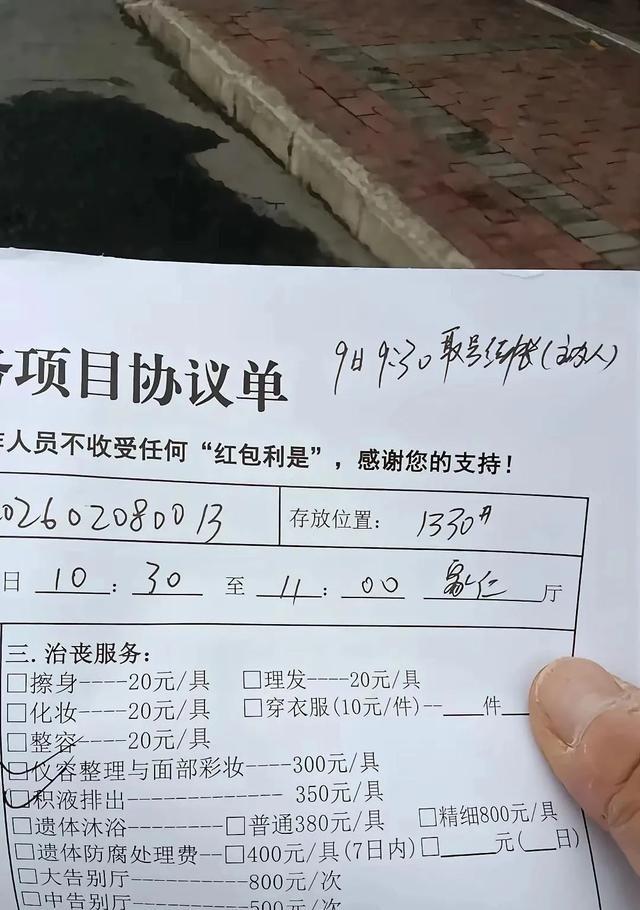 全家只剩我一个，这感觉太窒息了。80后独生女，爸妈都走了，今年清明看着俩骨灰盒，