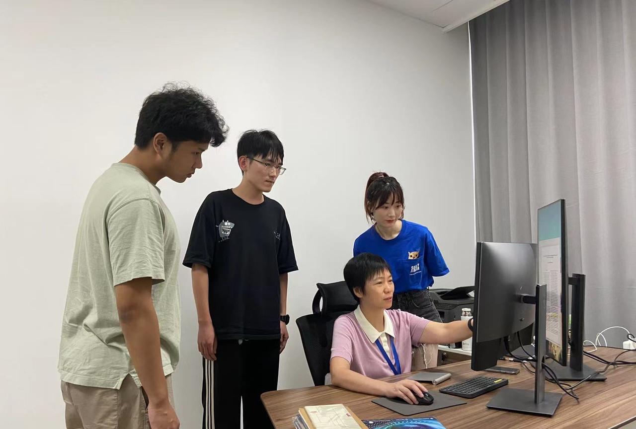 毕业多年后，大学老师才是一生中能接触到的天花板级的人物。大学毕业生走向工作岗位