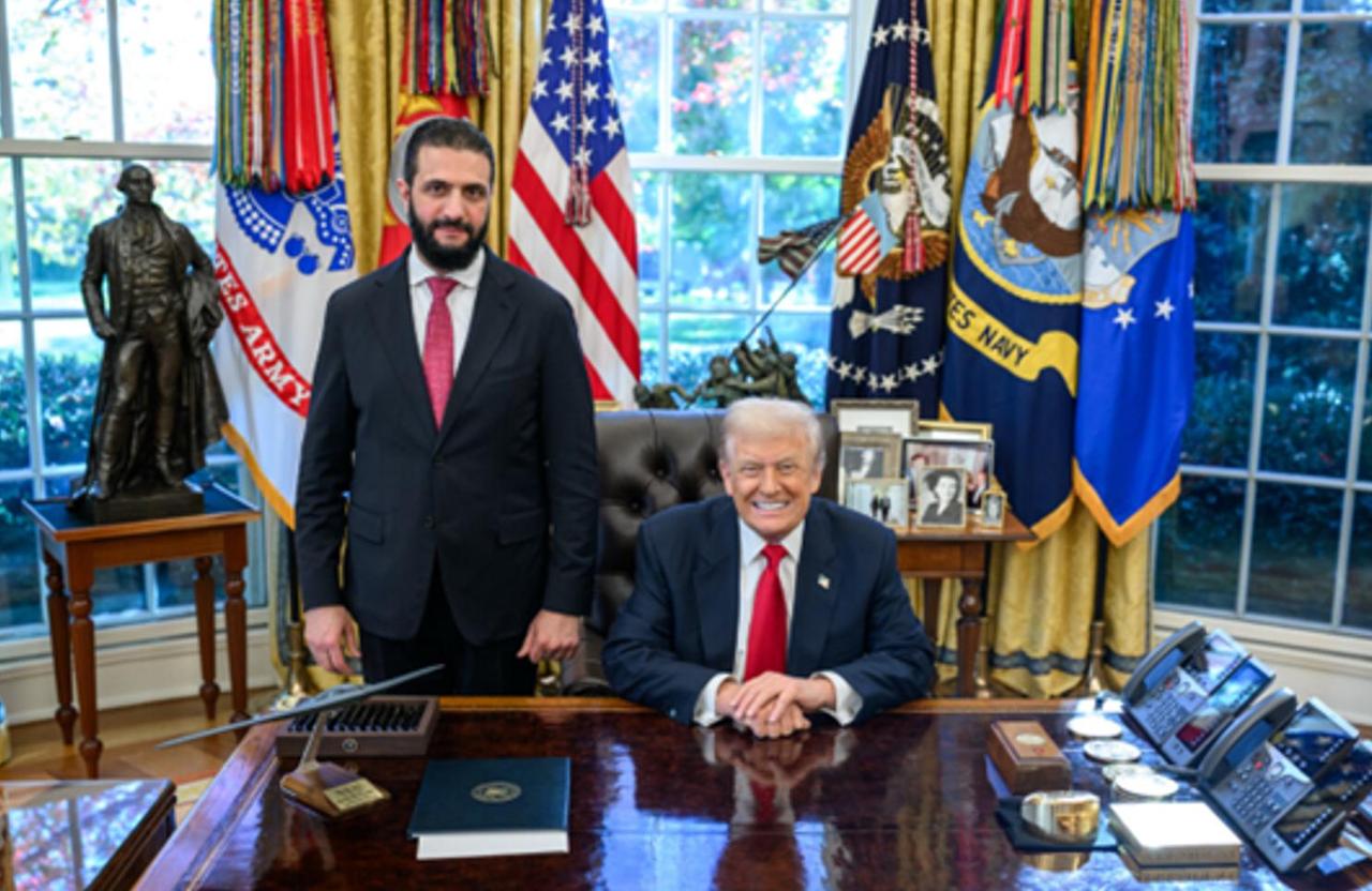 朱拉尼失算！没红毯、不让走正门，合影只能站着，没实力在美国面前就是这样憋屈。