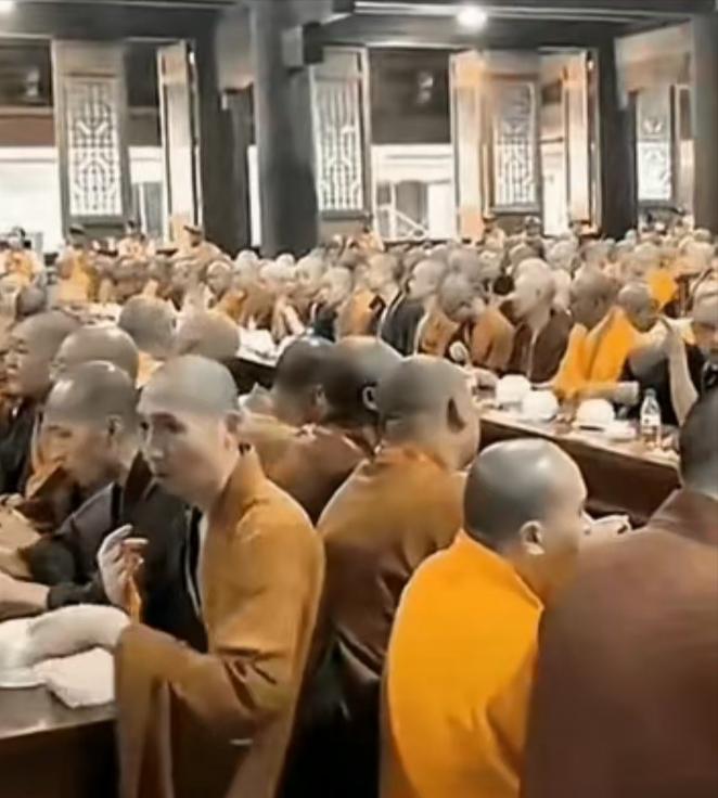 一个寺庙这么多和尚吃饭，他们不工作，不种粮，不服兵役，如果哪一天没有了香火供奉，
