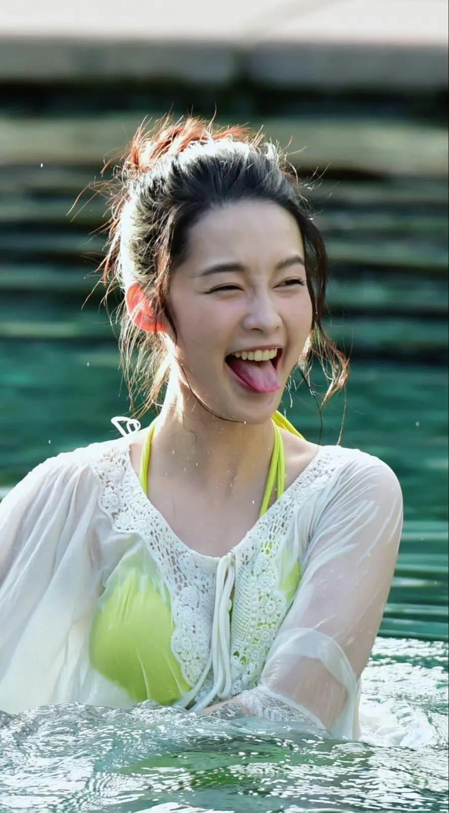 李沁笑起来真的很好看，不笑的时候就很严肃的，反差感挺大的。#演员美女#