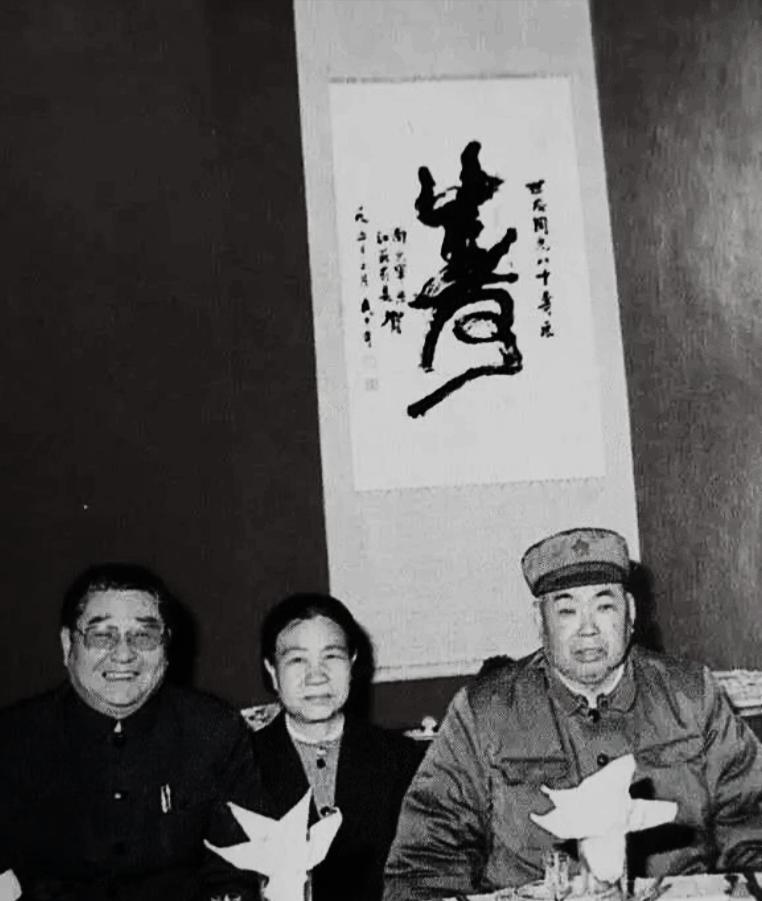 1985年，韩同志祝贺许世友将军八十大寿时的合影。韩同志时任江苏省委书记。南