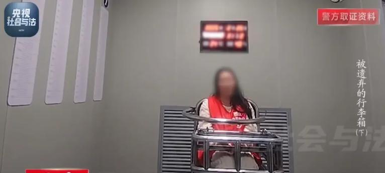 西安的小区里面，这名男子和隔壁女邻居平日里走动比较多，互相都熟。2004年的一天