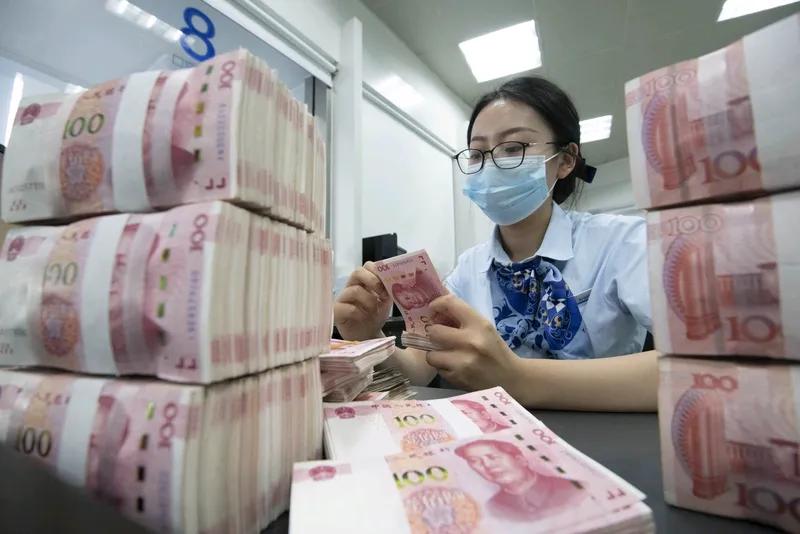 惊人数据曝光！2025年中国存款突破322万亿，人均负债9万背后暗藏贫富危机