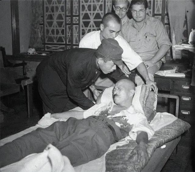 东条英机在绞架上挣扎了12分30秒才咽气，他痛苦难堪，下身一片狼藉。在1945年